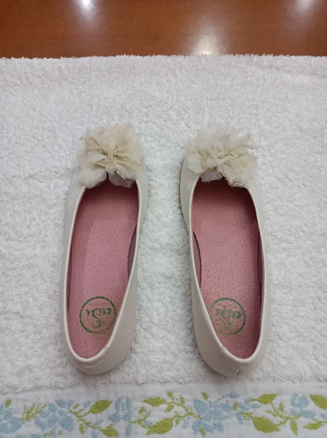 Zapatos niña ceremonia blanco roto con flor