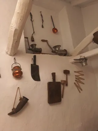 Antigüedades varias: y muchas cosas más k no se ve