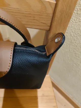 Bolso piel negro detalle camel