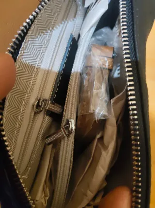 Bolso piel negro detalle camel