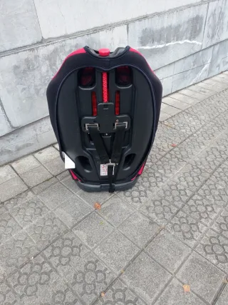 Silla de coche Babyauto roja y negra