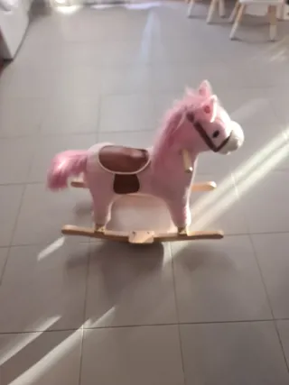 Caballito de madera rosa