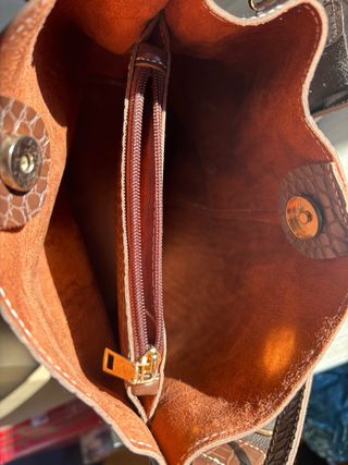 Bolso bandolera imitación piel grabada