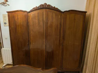 Armario antiguo de madera