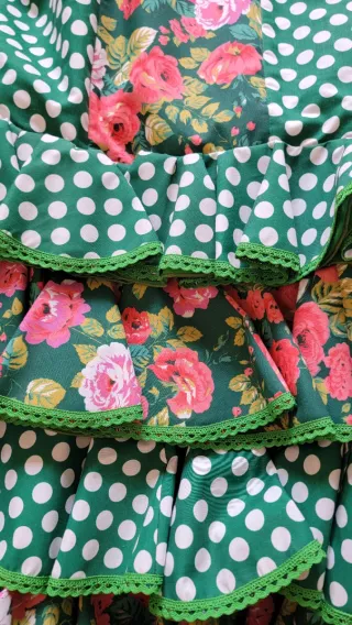 Vestido de flamenca verde con flores rosas