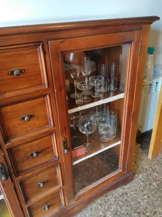 Vajillero madera cerezo puertas cristal