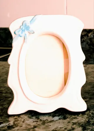 Figura 25cm y Portafotos Blanco