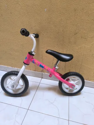 Bicicleta de equilibrio rosa para niños