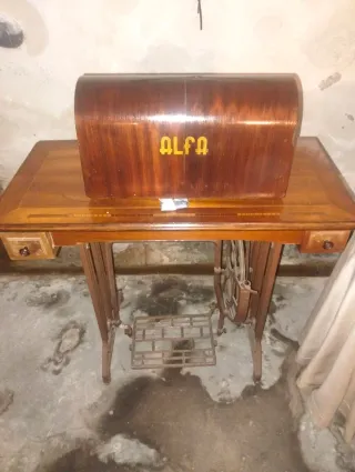 Máquina de coser antigua Alfa