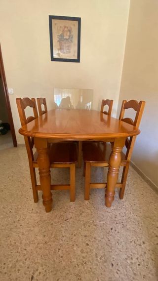 Mesa de madera y 4 sillas