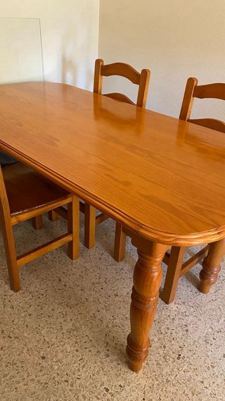 Mesa de madera y 4 sillas