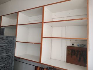 Estantería de pared de madera y blanco