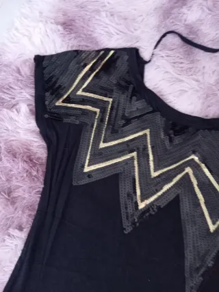 Camiseta negra con detalles dorados Talla S/M