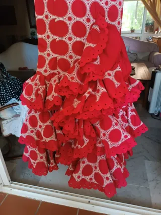 Traje de flamenca lunares rojos con tejido blanco.