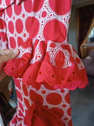 Traje de flamenca lunares rojos con tejido blanco.