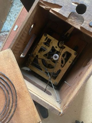 Orologio a cucù in legno intagliato