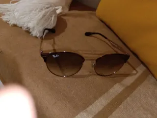 Gafas de sol Ray-Ban mujer marrones y doradas.