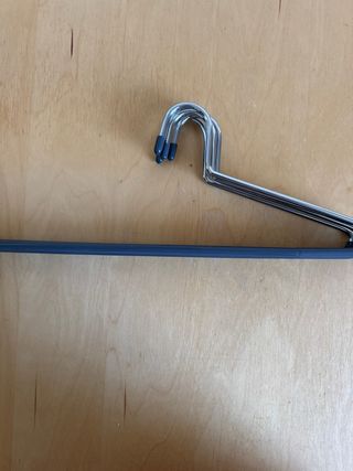 Perchas de metal y plástico (5 unidades)