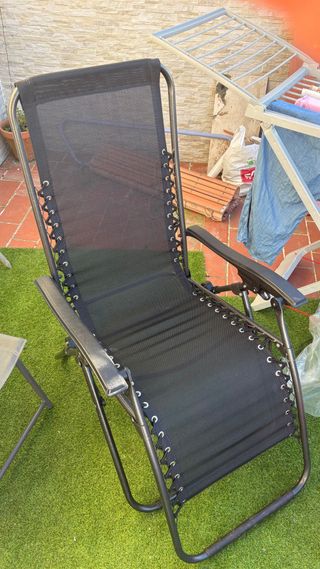 Tumbona plegable negra y gris