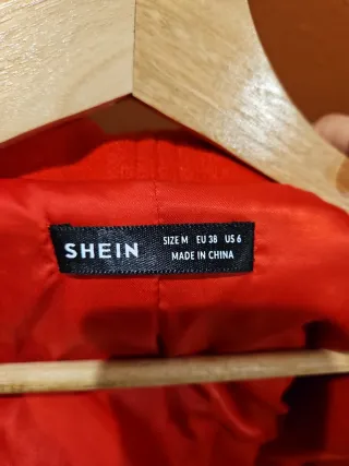 Abrigo Rojo Shein Talla M