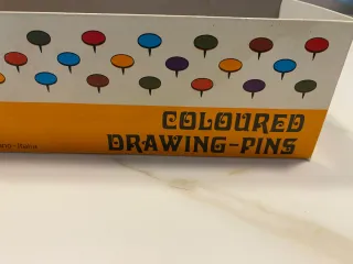 Chinchetas de colores variados (11 unidades)