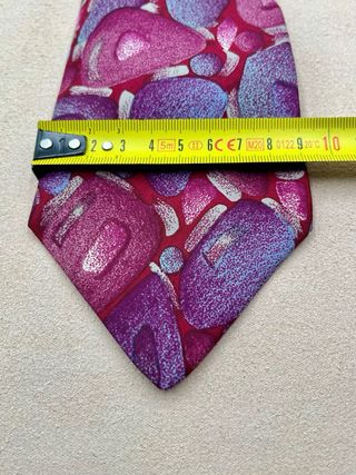Corbata Morada y Roja con Diseño Abstracto