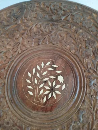 Mesa auxiliar India tallada madera