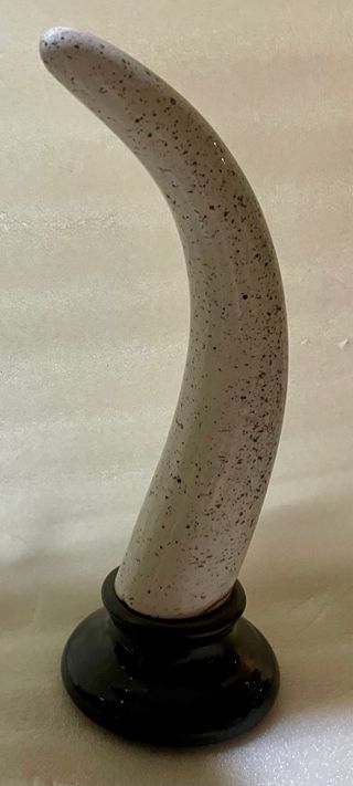 Figura fina porcelana forma colmillo sobre peana