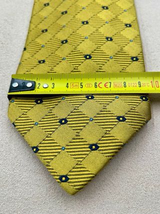 Corbata amarilla con rombos negros
