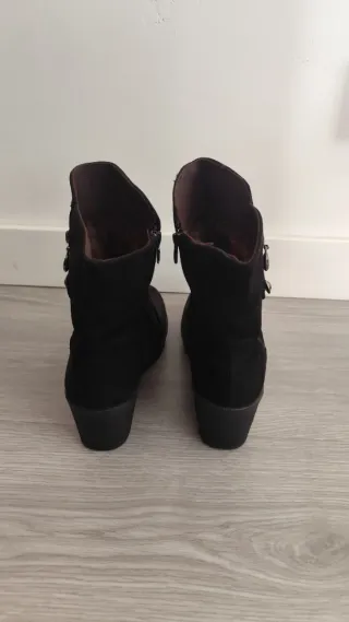Botines negros con cremallera y detalle