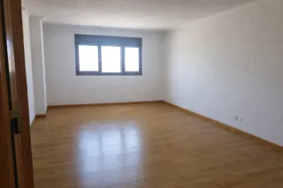 Piso 3 dormitorios 2 cuartos de baño despensa.