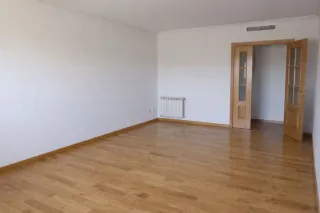 Piso 3 dormitorios 2 cuartos de baño despensa.