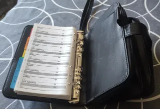 Agenda con cartera y llavero.
