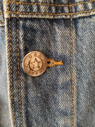 Cazadora tejana con capucha y parches