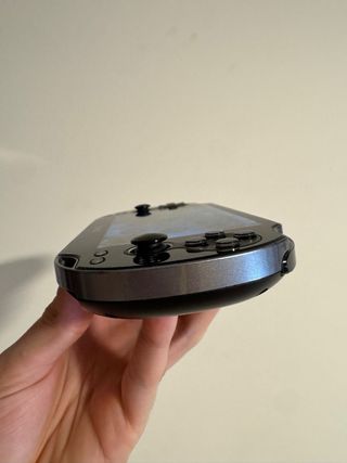 PS Vita PCH-1004 + 7 juegos + cargador + memoria