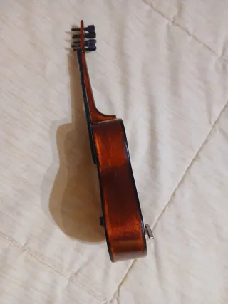 Guitarra miniatura de cuerda..musical..escucho ofe