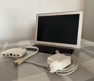 Portátil MacBook Air 13” + Adaptador + Maletín