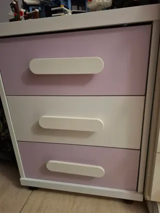 Cajonera con ruedas morada y blanca