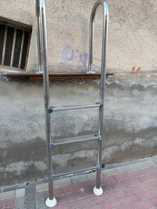 Escalera de piscina metálica