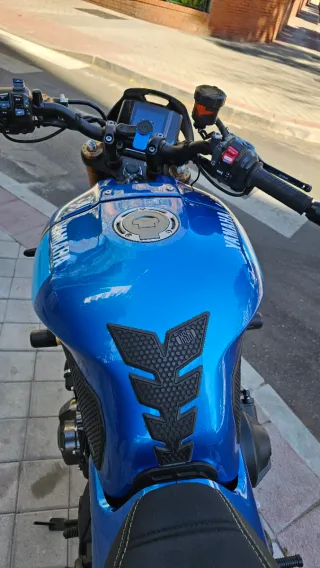 Yamaha XSR 900 2022 Azul y Dorado