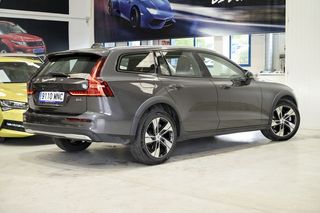 Volvo V60   2.0 B4 D AWD Cross Country Core Auto