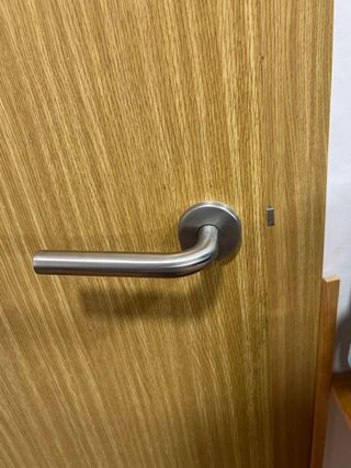 Puerta de madera clara