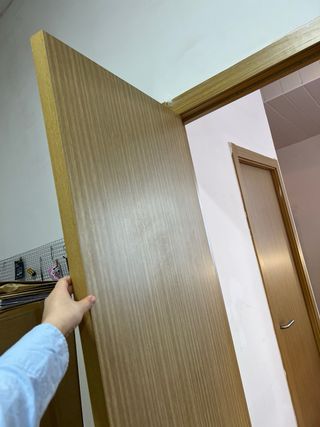 Puerta de madera clara