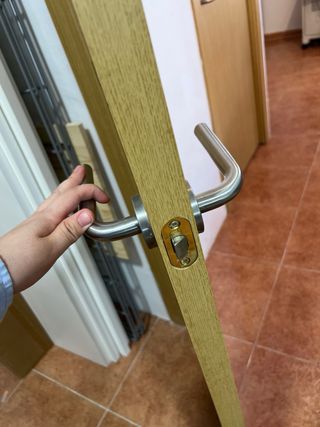 Puerta de madera clara