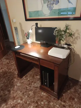 Escritorio de madera con compartimentos