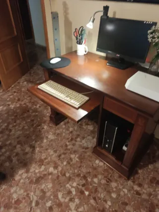 Escritorio de madera con compartimentos