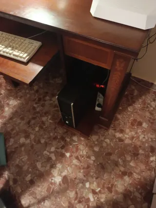 Escritorio de madera con compartimentos