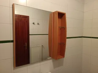 Espejo y mueble de madera