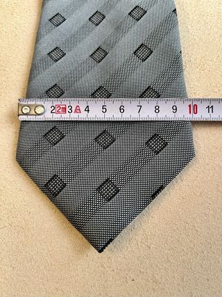 Corbata gris con rombos negros