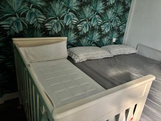 Cuna de bebé color beige